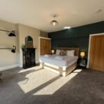 Book Holiday Cottages in Nottinghamshire! This luxury 4-bedroom house is near Nottingham Castle, Sherwood Forest, and East Midlands Airport