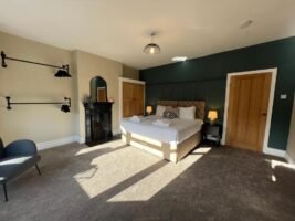 Book Holiday Cottages in Nottinghamshire! This luxury 4-bedroom house is near Nottingham Castle, Sherwood Forest, and East Midlands Airport