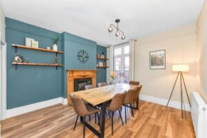 Book Holiday Cottages in Nottinghamshire! This luxury 4-bedroom house is near Nottingham Castle, Sherwood Forest, and East Midlands Airport