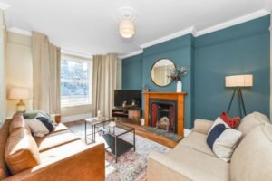 Book Holiday Cottages in Nottinghamshire! This luxury 4-bedroom house is near Nottingham Castle, Sherwood Forest, and East Midlands Airport