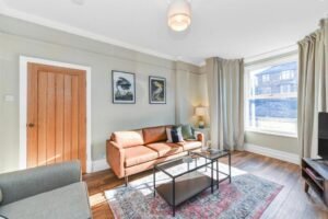 Book Holiday Cottages in Nottinghamshire! This luxury 4-bedroom house is near Nottingham Castle, Sherwood Forest, and East Midlands Airport