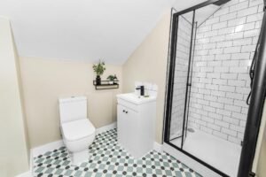 Book Holiday Cottages in Nottinghamshire! This luxury 4-bedroom house is near Nottingham Castle, Sherwood Forest, and East Midlands Airport