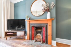 Book Holiday Cottages in Nottinghamshire! This luxury 4-bedroom house is near Nottingham Castle, Sherwood Forest, and East Midlands Airport