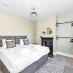 Book Holiday Cottages in Nottinghamshire! This luxury 4-bedroom house is near Nottingham Castle, Sherwood Forest, and East Midlands Airport