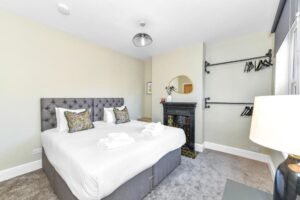 Book Holiday Cottages in Nottinghamshire! This luxury 4-bedroom house is near Nottingham Castle, Sherwood Forest, and East Midlands Airport