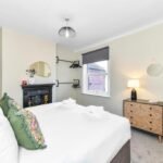 Book Holiday Cottages in Nottinghamshire! This luxury 4-bedroom house is near Nottingham Castle, Sherwood Forest, and East Midlands Airport