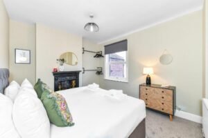 Book Holiday Cottages in Nottinghamshire! This luxury 4-bedroom house is near Nottingham Castle, Sherwood Forest, and East Midlands Airport