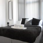 Discover spacious serviced accommodation in Coventry. This 5-bed Leicestershire Holiday Cottages with parking and fast access to Birmingham, NEC, and major transport links.