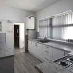 Discover spacious serviced accommodation in Coventry. This 5-bed Leicestershire Holiday Cottages with parking and fast access to Birmingham, NEC, and major transport links.