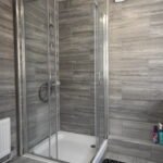 Discover spacious serviced accommodation in Coventry. This 5-bed Leicestershire Holiday Cottages with parking and fast access to Birmingham, NEC, and major transport links.