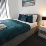 Discover spacious serviced accommodation in Coventry. This 5-bed Leicestershire Holiday Cottages with parking and fast access to Birmingham, NEC, and major transport links.