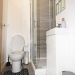 Discover spacious serviced accommodation in Coventry. This 5-bed Leicestershire Holiday Cottages with parking and fast access to Birmingham, NEC, and major transport links.