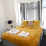 Discover spacious serviced accommodation in Coventry. This 5-bed Leicestershire Holiday Cottages with parking and fast access to Birmingham, NEC, and major transport links.