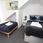 Discover spacious serviced accommodation in Coventry. This 5-bed Leicestershire Holiday Cottages with parking and fast access to Birmingham, NEC, and major transport links.
