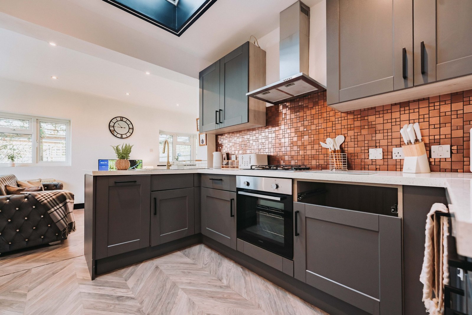 Holiday Cottages Hertfordshire – 4-Bed Accommodation in Bushey Book-Holiday-Cottages-Hertfordshire-for-8-adults.-Our-furnished-4-bed-accommodation-is-ideal-for-groups,-with-easy-access-to-Watford-&-London