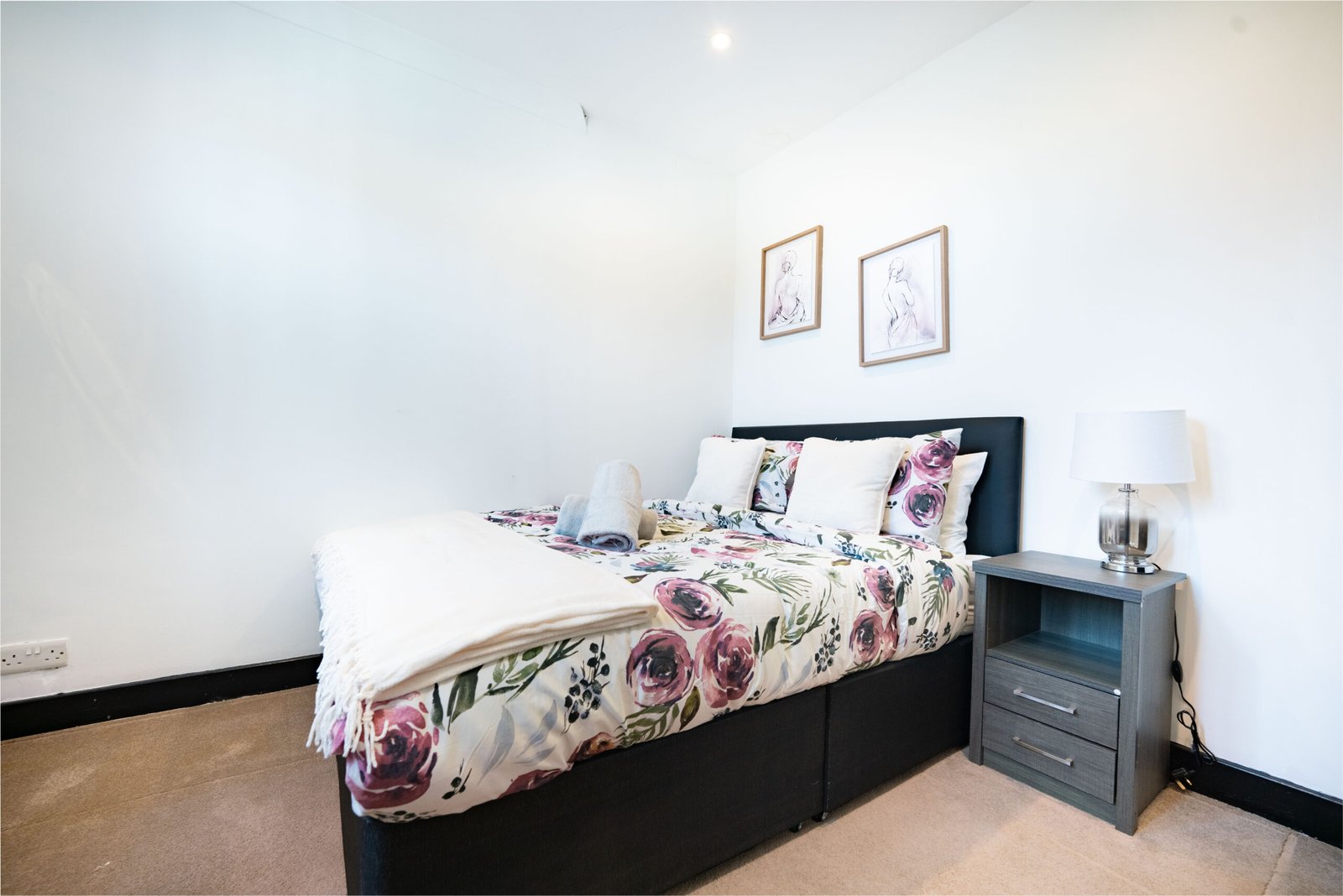 Holiday Cottages Hertfordshire – 4-Bed Accommodation in Bushey Book-Holiday-Cottages-Hertfordshire-for-8-adults.-Our-furnished-4-bed-accommodation-is-ideal-for-groups,-with-easy-access-to-Watford-&-London