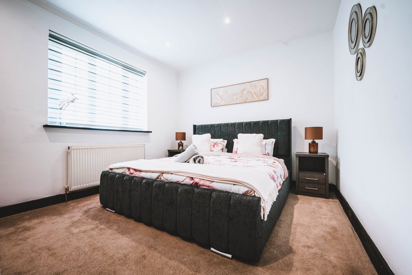 Holiday Cottages Hertfordshire – 4-Bed Accommodation in Bushey Book-Holiday-Cottages-Hertfordshire-for-8-adults.-Our-furnished-4-bed-accommodation-is-ideal-for-groups,-with-easy-access-to-Watford-&-London