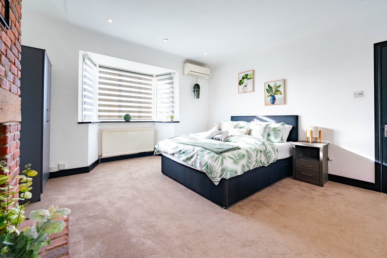 Holiday Cottages Hertfordshire – 4-Bed Accommodation in Bushey Book-Holiday-Cottages-Hertfordshire-for-8-adults.-Our-furnished-4-bed-accommodation-is-ideal-for-groups,-with-easy-access-to-Watford-&-London