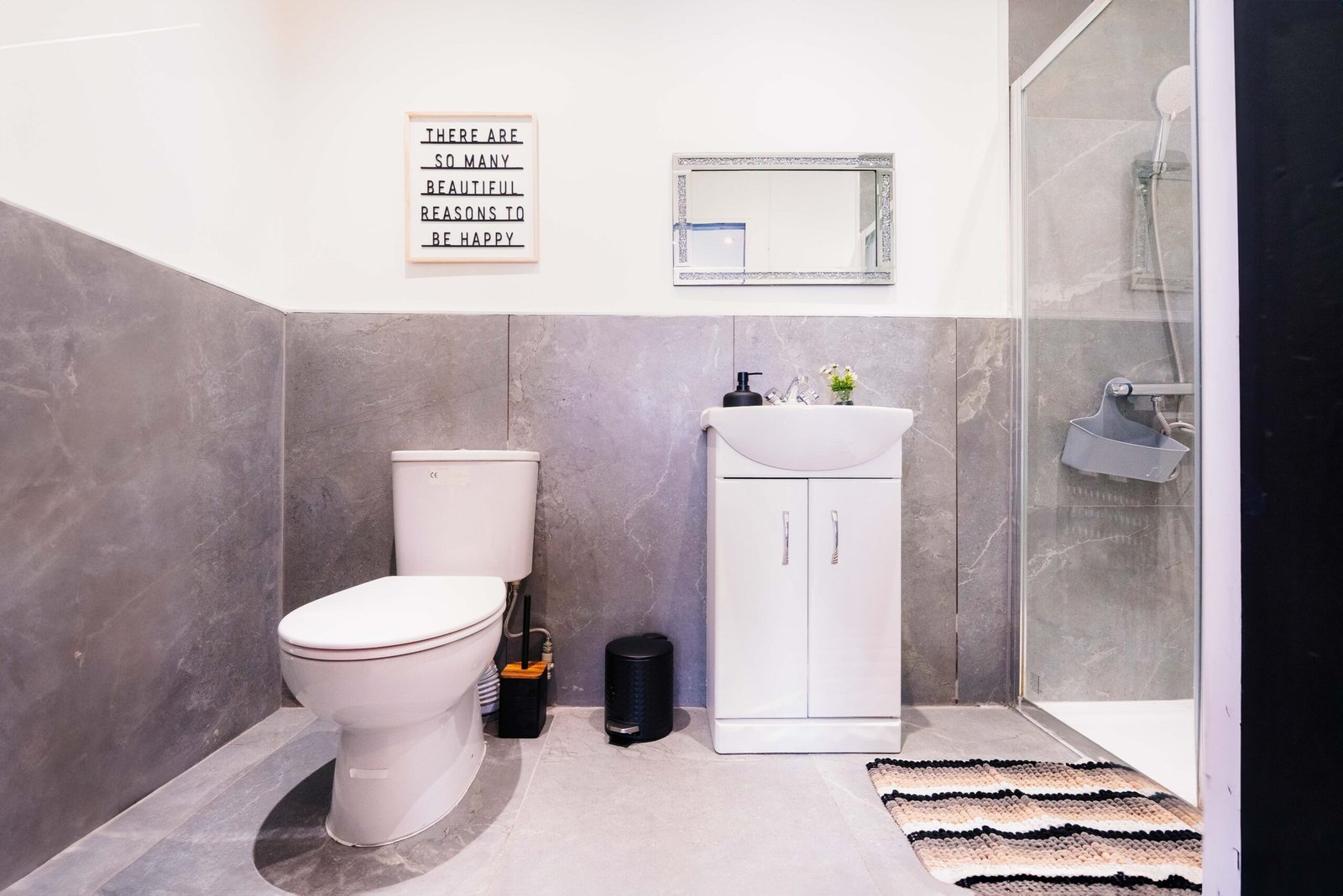 Holiday Cottages Hertfordshire – 4-Bed Accommodation in Bushey Book-Holiday-Cottages-Hertfordshire-for-8-adults.-Our-furnished-4-bed-accommodation-is-ideal-for-groups,-with-easy-access-to-Watford-&-London