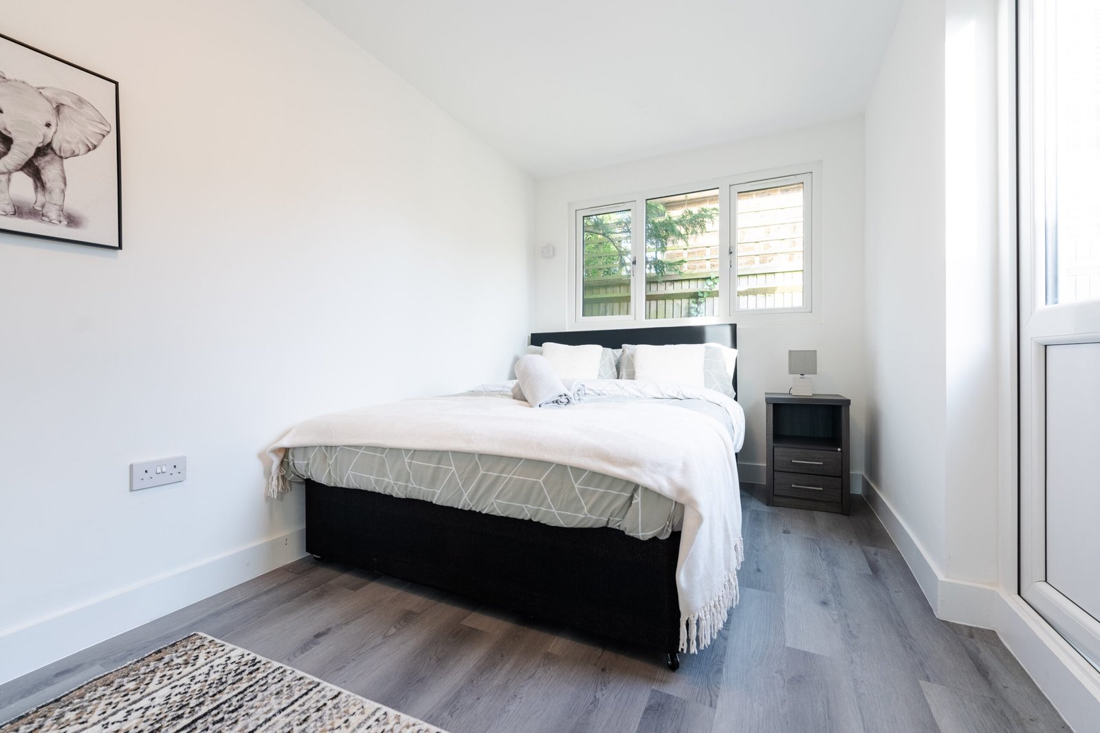 Holiday Cottages Hertfordshire – 4-Bed Accommodation in Bushey Book-Holiday-Cottages-Hertfordshire-for-8-adults.-Our-furnished-4-bed-accommodation-is-ideal-for-groups,-with-easy-access-to-Watford-&-London