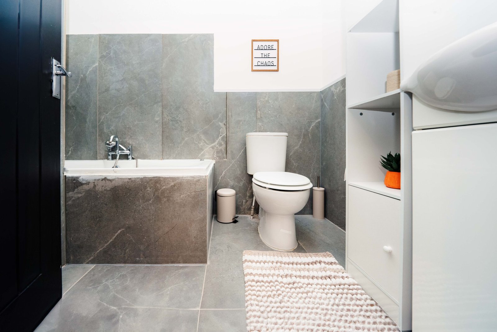 Holiday Cottages Hertfordshire – 4-Bed Accommodation in Bushey Book-Holiday-Cottages-Hertfordshire-for-8-adults.-Our-furnished-4-bed-accommodation-is-ideal-for-groups,-with-easy-access-to-Watford-&-London