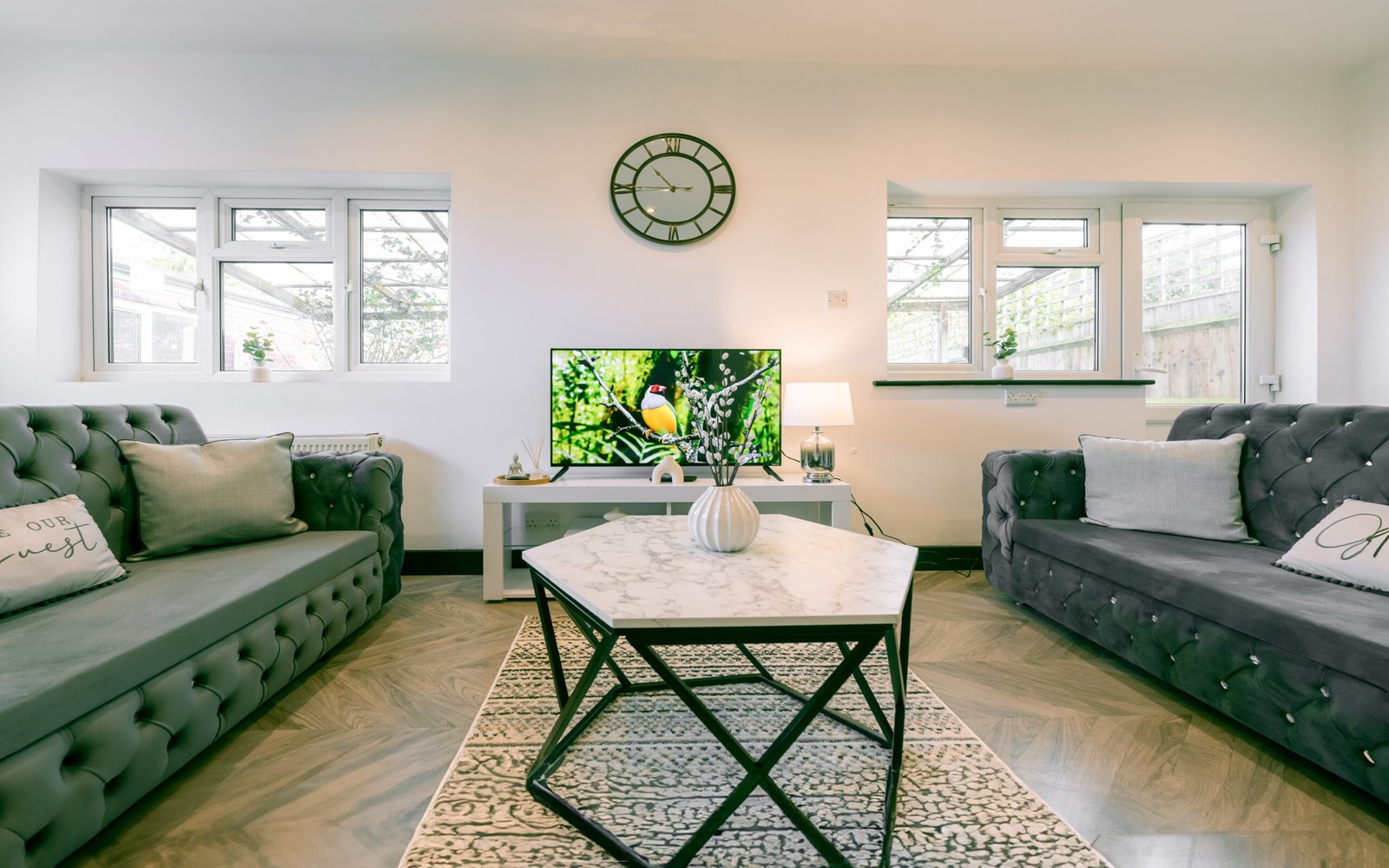 Holiday Cottages Hertfordshire – 4-Bed Accommodation in Bushey Book-Holiday-Cottages-Hertfordshire-for-8-adults.-Our-furnished-4-bed-accommodation-is-ideal-for-groups,-with-easy-access-to-Watford-&-London