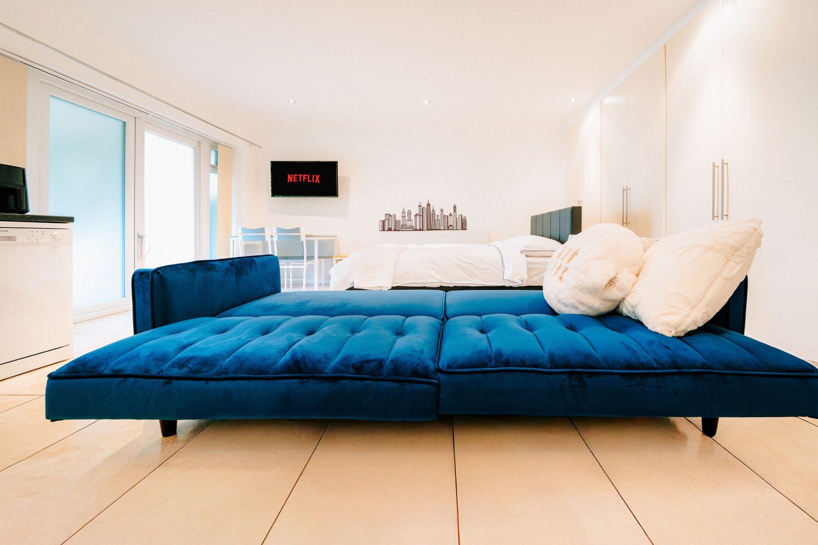 Stay in a modern short let accommodation at Heathrow Airport. Book Hotel Alternatives and Holiday Apartments for 1 week, 1 month or longer perfect for couples, groups, and business travellers
