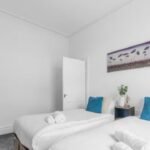 Short Term Apartments Manchester near Etihad Stadium, Piccadilly Station, and major business hubs. Spacious four-bedroom accommodation.