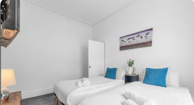 Short Term Apartments Manchester – Large Corporate Accommodation Short-Term-Apartments-Manchester-near-Etihad-Stadium,-Piccadilly-Station,-and-major-business-hubs.-Spacious-four-bedroom-accommodation.