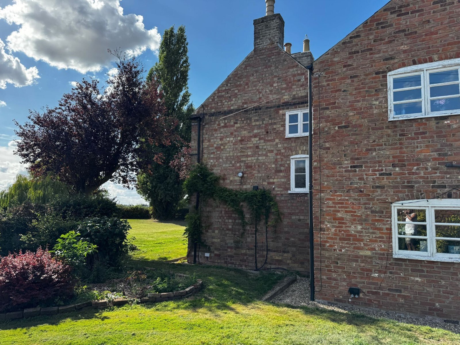 Holiday Cottages Lincolnshire – Pet-Friendly 6-Bed House Spalding Book-large-pet-friendly-holiday-cottages-in-Lincolnshire.-This-6-bedroom-house-in-Spalding-is-for-up-to-10-guests-with-parking-and-garden.