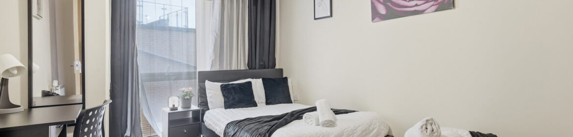 Tottenham Accommodation North London near Wood Green Large 2-bed Tottenham apartment in North London with kitchen and parking. Ideal for business travellers and short lets near Tottenham Stadium.