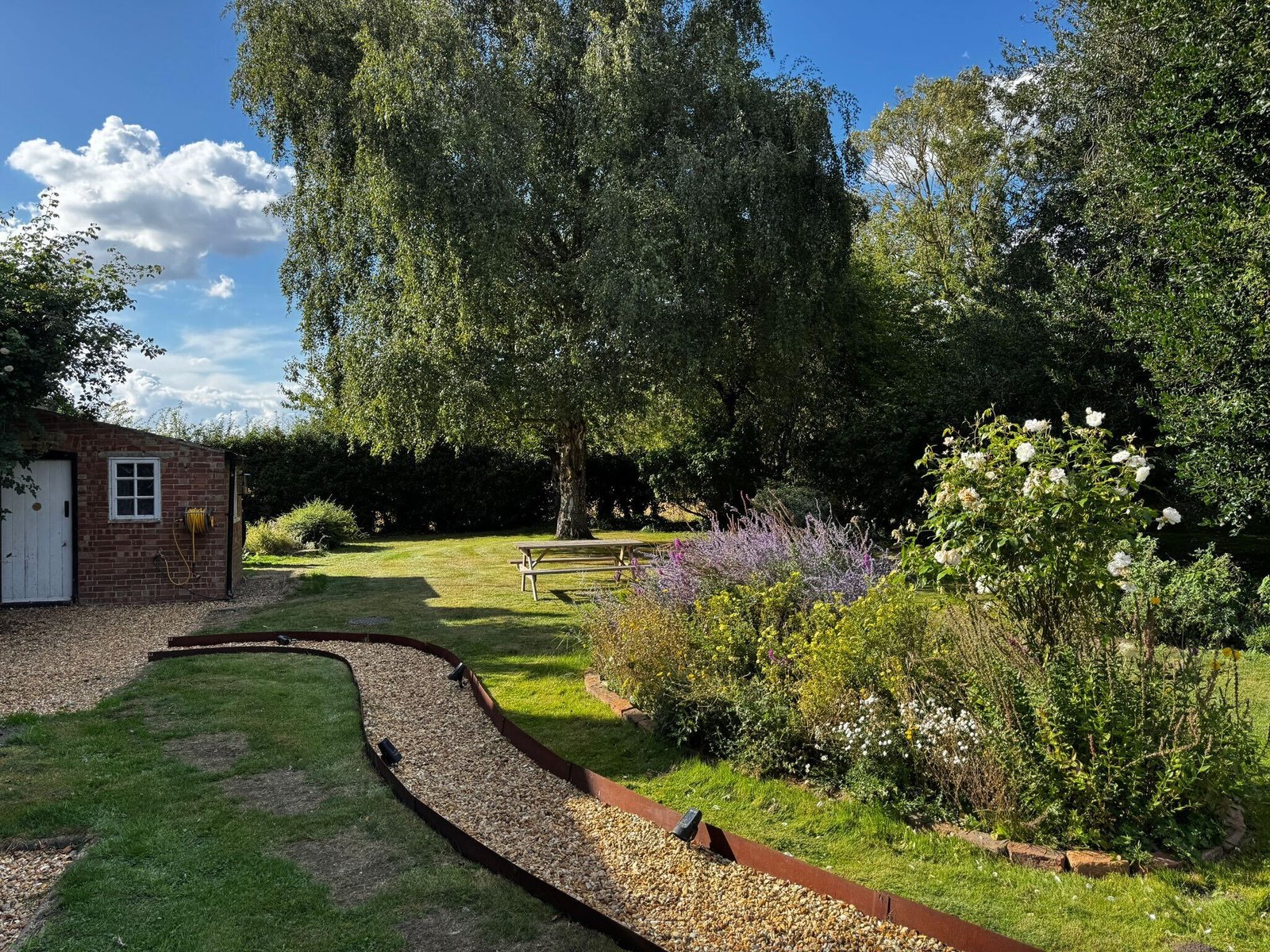 Holiday Cottages Lincolnshire – Pet-Friendly 6-Bed House Spalding Book-large-pet-friendly-holiday-cottages-in-Lincolnshire.-This-6-bedroom-house-in-Spalding-is-for-up-to-10-guests-with-parking-and-garden.