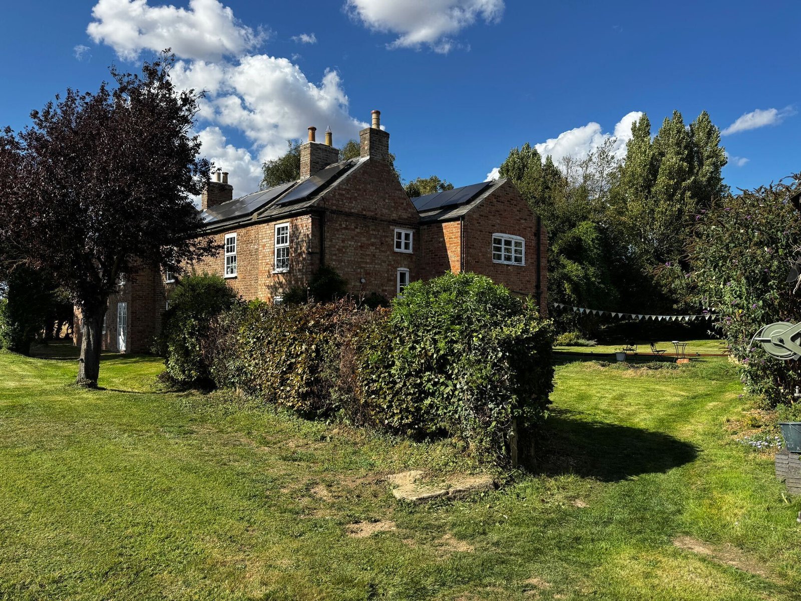 Holiday Cottages Lincolnshire – Pet-Friendly 6-Bed House Spalding Book-large-pet-friendly-holiday-cottages-in-Lincolnshire.-This-6-bedroom-house-in-Spalding-is-for-up-to-10-guests-with-parking-and-garden.