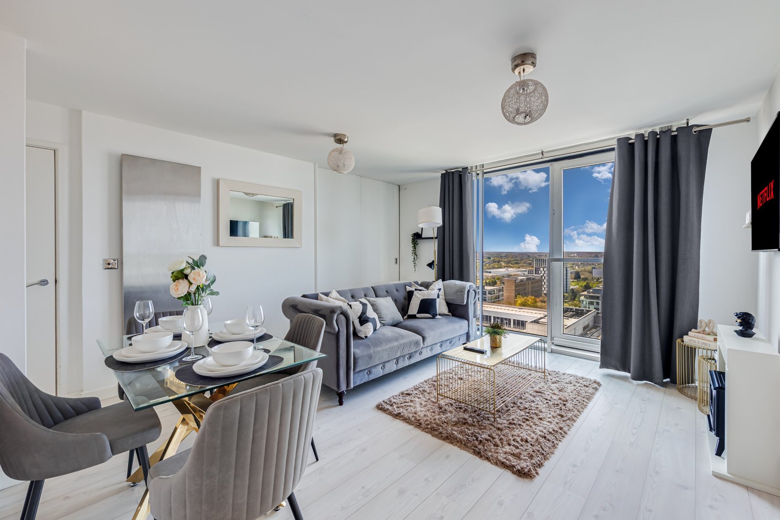 Modern Milton Keynes short lets at The Hub. Executive serviced apartments near Milton Keynes city centre with parking and transport links