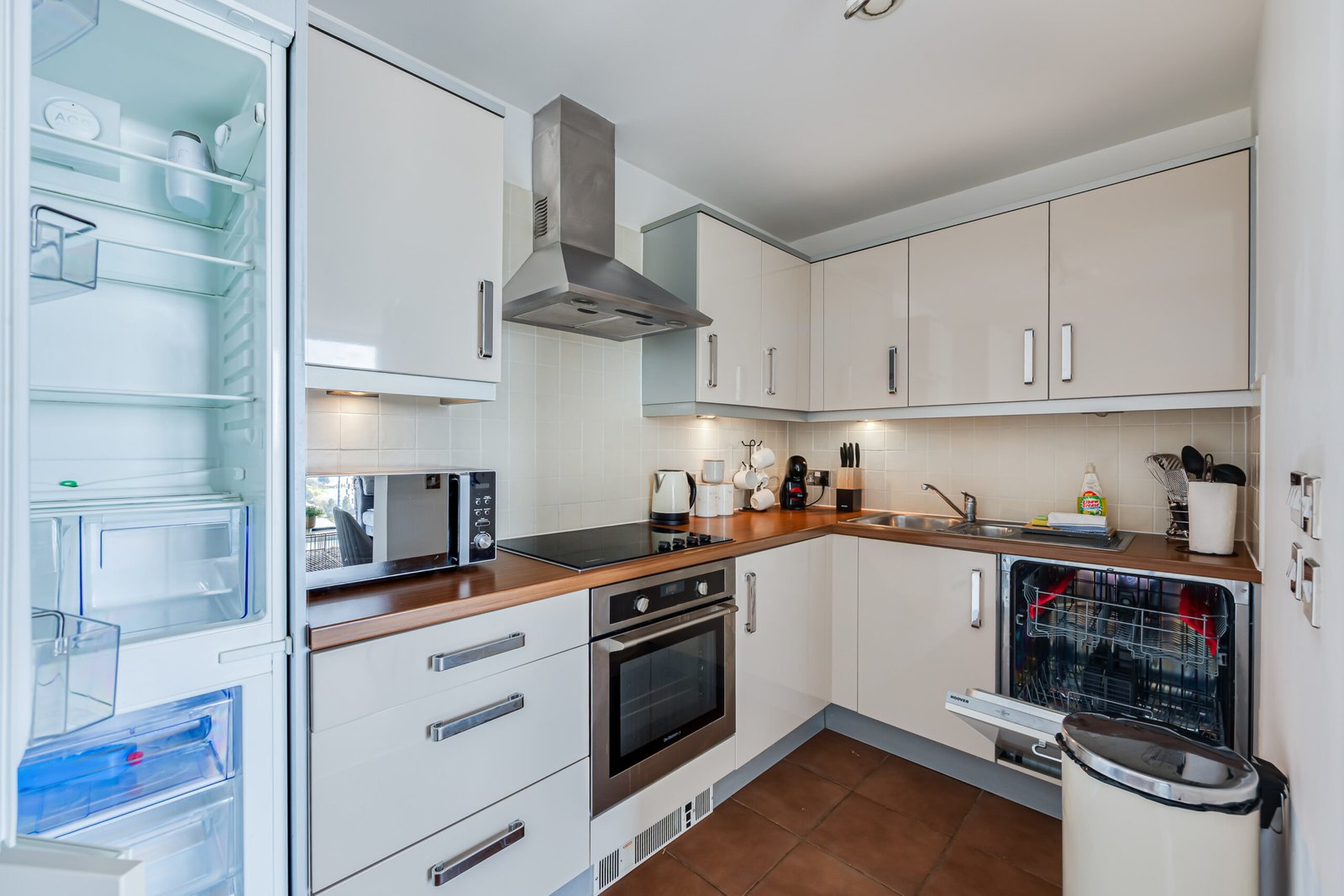 Milton Keynes Short Lets | Manhattan House Serviced Apartments Modern-Milton-Keynes-short-lets-at-The-Hub.-Executive-serviced-apartments-near-Milton-Keynes-city-centre-with-parking-and-transport-links