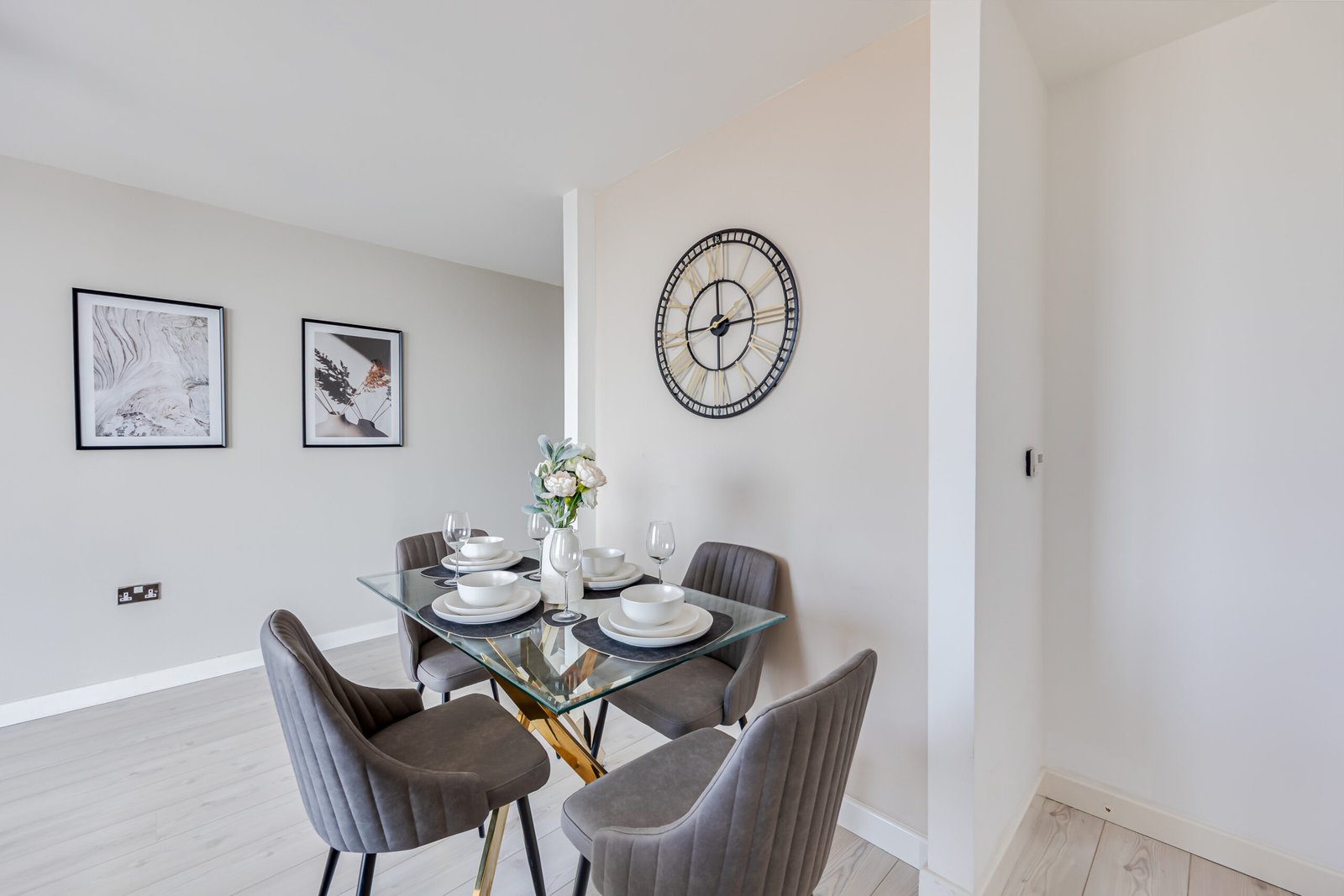 Milton Keynes Short Lets | Manhattan House Serviced Apartments Modern-Milton-Keynes-short-lets-at-The-Hub.-Executive-serviced-apartments-near-Milton-Keynes-city-centre-with-parking-and-transport-links