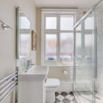 5-Bed serviced accommodation in Hammersmith with private garden. Ideal for corporate short stays and excellent transport links to Central London.