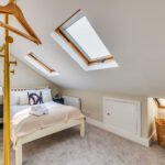 5-Bed serviced accommodation in Hammersmith with private garden. Ideal for corporate short stays and excellent transport links to Central London.