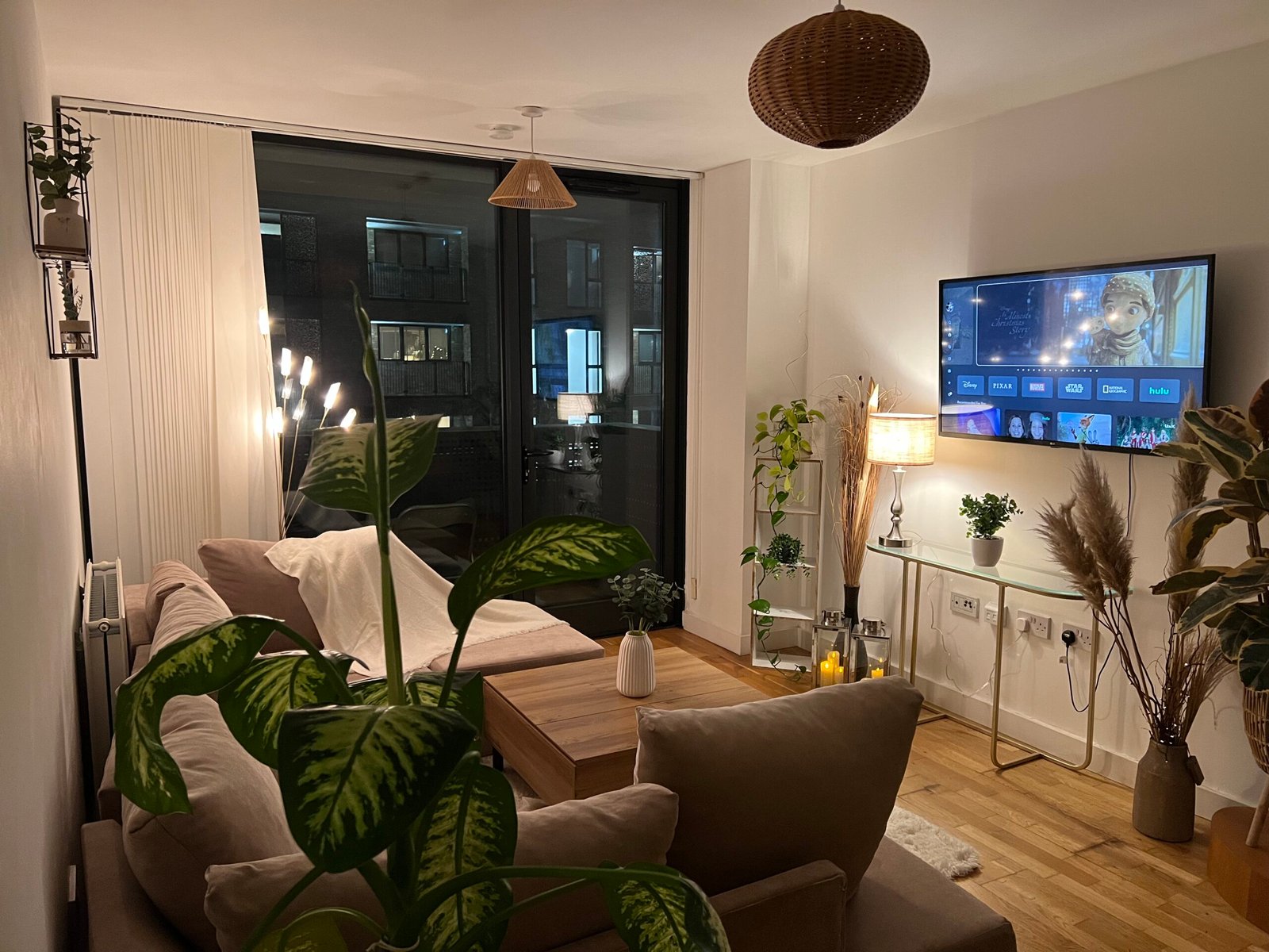 Book modern accommodation in Elephant and Castle. Stylish serviced apartment near Waterloo with excellent transport links into Central London access.