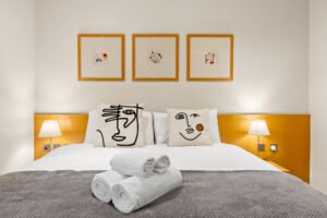 Stylish Kensington short term rentals near Hyde Park. Modern serviced apartments with kitchens, Wi-Fi, and transport links to Central London