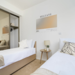 Stay at modern Hemel Hempstead Short Term Rentals. 3-bedroom apartment with kitchen, Wi-Fi, parking, and easy town centre access. Book now!