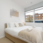 Stay at modern Hemel Hempstead Short Term Rentals. 3-bedroom apartment with kitchen, Wi-Fi, parking, and easy town centre access. Book now!