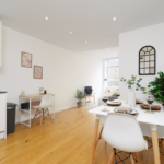 Stay at modern Hemel Hempstead Short Term Rentals. 3-bedroom apartment with kitchen, Wi-Fi, parking, and easy town centre access. Book now!