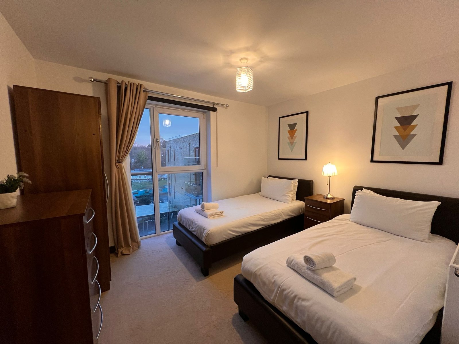 Serviced Accommodation in Uxbridge | West London Short Lets Book-serviced-accommodation-in-Uxbridge-near-Heathrow-Airport.-Book-corporate-accommodation-in-West-London-for-1-week,-1-month-or-more