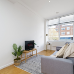 Stay at modern Hemel Hempstead Short Term Rentals. 3-bedroom apartment with kitchen, Wi-Fi, parking, and easy town centre access. Book now!