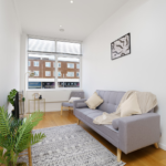 Stay at modern Hemel Hempstead Short Term Rentals. 3-bedroom apartment with kitchen, Wi-Fi, parking, and easy town centre access. Book now!
