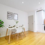 Stay at modern Hemel Hempstead Short Term Rentals. 3-bedroom apartment with kitchen, Wi-Fi, parking, and easy town centre access. Book now!