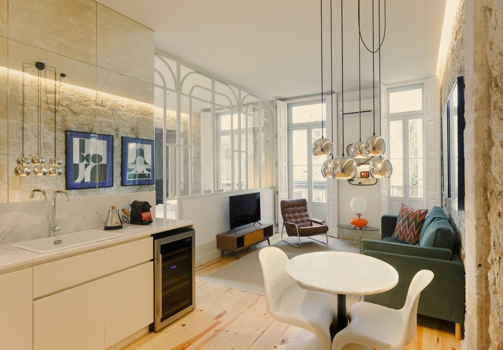 Modern short let accommodation in central Porto near tourist sights. Stylish furnished self-catering holiday apartments with Wi-Fi and air condition.