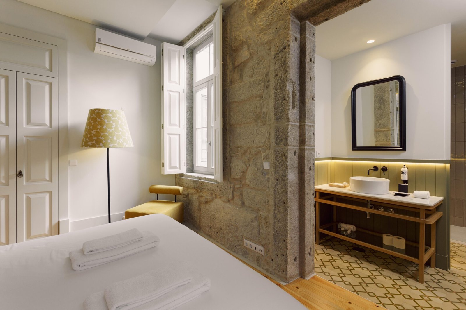 Short Let Accommodation Porto City Centre | Furnished Apartments Modern-short-let-accommodation-in-central-Porto-near-tourist-sights.-Stylish-furnished-self-catering-holiday-apartments-with-Wi-Fi-and-air-condition.