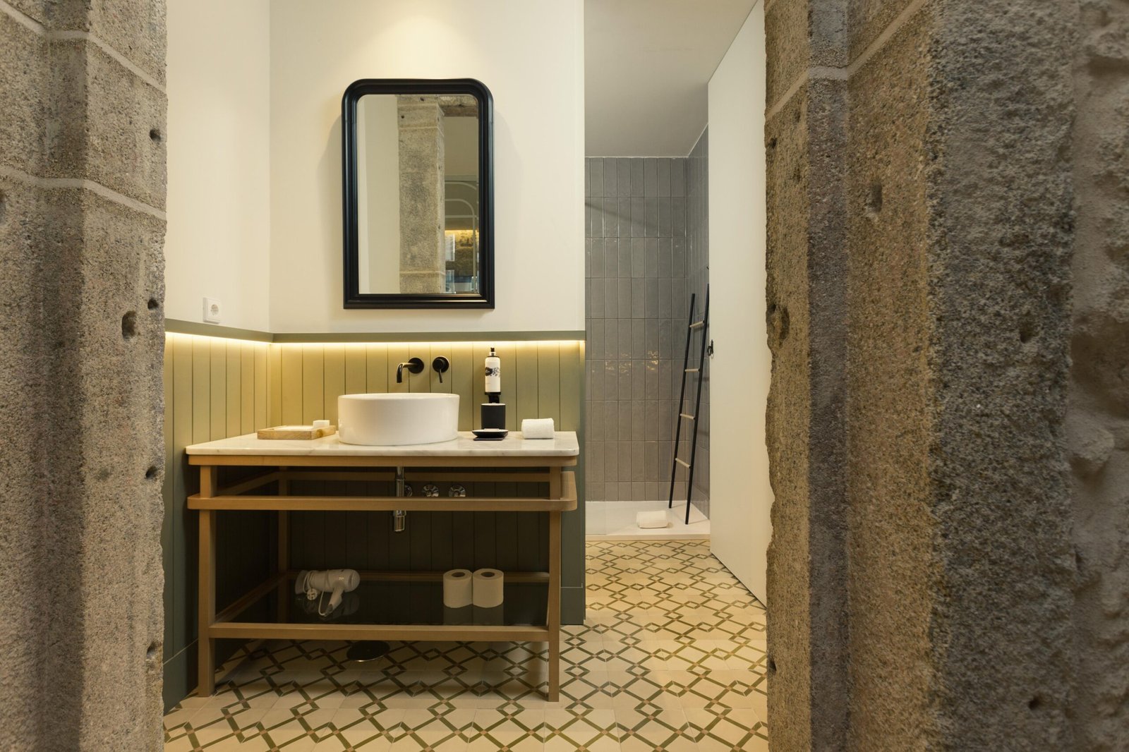 Short Let Accommodation Porto City Centre | Furnished Apartments Modern-short-let-accommodation-in-central-Porto-near-tourist-sights.-Stylish-furnished-self-catering-holiday-apartments-with-Wi-Fi-and-air-condition.